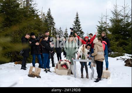 Vorokhta, Ukraine 31. März 2021: Eine Gruppe von Fotografen in der Ausbildung, Ausbildung von professionellen Fotografen in der Ukraine. Stockfoto