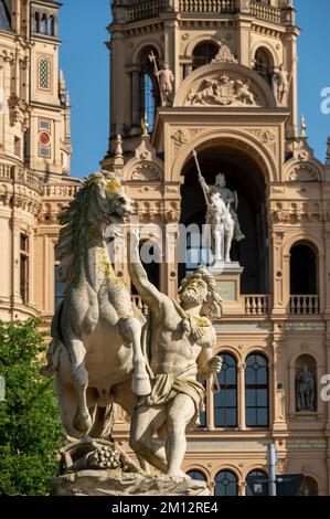 Deutschland, Mecklenburg-Vorpommern, Landeshauptstadt Schwerin, Schloss Schwerin, Burgfassade mit Reiterstatue Fuerst Niklot I. Stockfoto