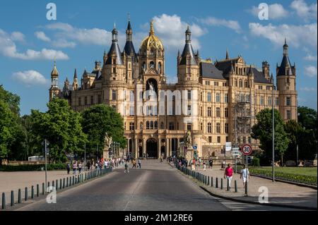 Deutschland, Mecklenburg-Vorpommern, Landeshauptstadt Schwerin, Schloss Schwerin, Burgfassade mit Reiterstatue Fuerst Niklot I. Stockfoto