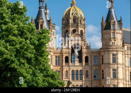 Deutschland, Mecklenburg-Vorpommern, Landeshauptstadt Schwerin, Schloss Schwerin, Burgfassade mit Reiterstatue Fuerst Niklot I. Stockfoto