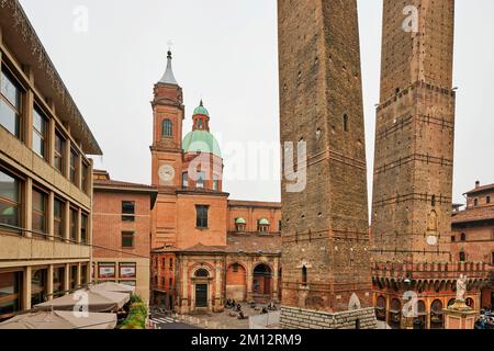 Garisenda- und Asinelli-Türme, Santi Bartolomeo- und Gaetano-Kirchen hinten, Bologna, Emilia-Romagna, Italien, Europa Stockfoto