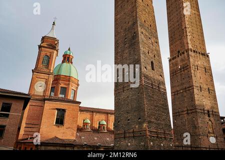 Garisenda- und Asinelli-Türme, Santi Bartolomeo- und Gaetano-Kirchen hinten, Bologna, Emilia-Romagna, Italien, Europa Stockfoto