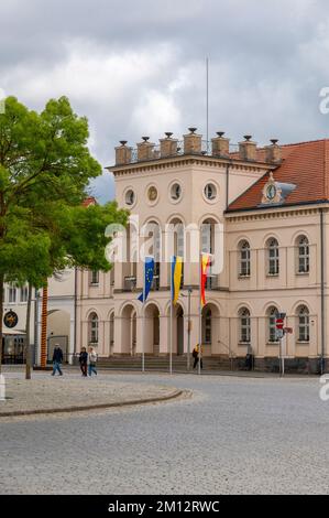 Deutschland, Ostsee, Mecklenburg-Vorpommern, Mecklenburg-Seengebiet, Neustrelitz, Marktplatz, Rathaus Stockfoto