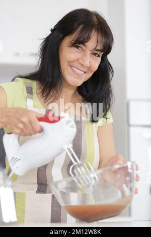 Reife Weibchen, die Eiweiß schlagen Stockfoto