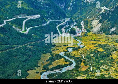 Blick vom Rhone-Gletscher auf den Gletscherbach und die Passstraßen, Furka auf der linken und Grimsel auf der rechten Seite, Gletsch, Kanton Valais, Schweiz, Stockfoto