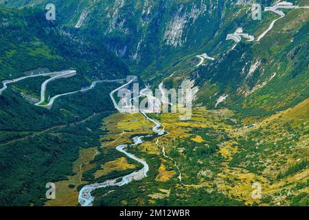 Blick vom Rhone-Gletscher auf den Gletscherbach und die Passstraßen, Furka auf der linken und Grimsel auf der rechten Seite, Gletsch, Kanton Valais, Schweiz, Stockfoto