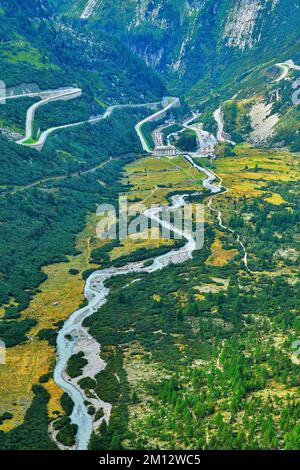 Blick vom Rhone-Gletscher auf den Gletscherbach und die Passstraßen, Furka auf der linken und Grimsel auf der rechten Seite, Gletsch, Kanton Valais, Schweiz, Stockfoto