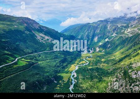 Blick vom Rhone-Gletscher auf den Gletscherbach und die Passstraßen, Furka auf der linken und Grimsel auf der rechten Seite, Gletsch, Kanton Valais, Schweiz, Stockfoto