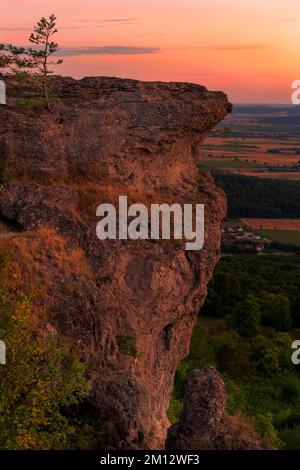 Sonnenuntergang über dem Staffelberg bei Bad Staffelstein, Bezirk Lichtenfels, Oberfrankreich, Franken, Bayern, Deutschland Stockfoto