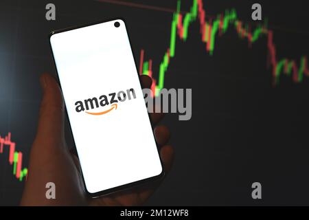 Amazon Inc.-Logo auf dem Telefonbildschirm in der Hand, Aktientabelle, Liniendiagramm, dunkler Hintergrund. Swansea, Großbritannien - 26. August 2021. Stockfoto