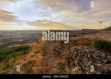 Sonnenuntergang über dem Staffelberg bei Bad Staffelstein, Bezirk Lichtenfels, Oberfrankreich, Franken, Bayern, Deutschland Stockfoto