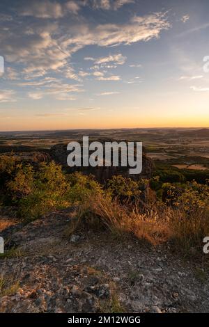 Sonnenuntergang über dem Staffelberg bei Bad Staffelstein, Bezirk Lichtenfels, Oberfrankreich, Franken, Bayern, Deutschland Stockfoto