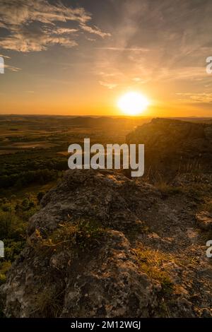 Sonnenuntergang über dem Staffelberg bei Bad Staffelstein, Bezirk Lichtenfels, Oberfrankreich, Franken, Bayern, Deutschland Stockfoto