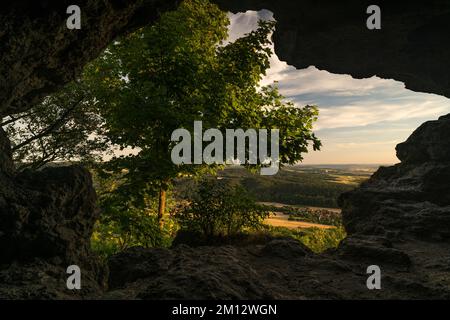 Sonnenuntergang über dem Staffelberg bei Bad Staffelstein, Bezirk Lichtenfels, Oberfrankreich, Franken, Bayern, Deutschland Stockfoto