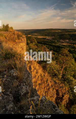 Sonnenuntergang über dem Staffelberg bei Bad Staffelstein, Bezirk Lichtenfels, Oberfrankreich, Franken, Bayern, Deutschland Stockfoto