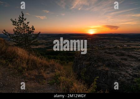 Sonnenuntergang über dem Staffelberg bei Bad Staffelstein, Bezirk Lichtenfels, Oberfrankreich, Franken, Bayern, Deutschland Stockfoto