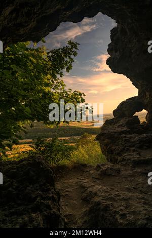 Sonnenuntergang über dem Staffelberg bei Bad Staffelstein, Bezirk Lichtenfels, Oberfrankreich, Franken, Bayern, Deutschland Stockfoto