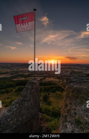 Sonnenuntergang über dem Staffelberg bei Bad Staffelstein, Bezirk Lichtenfels, Oberfrankreich, Franken, Bayern, Deutschland Stockfoto