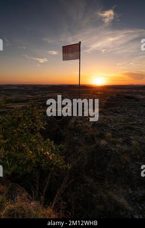 Sonnenuntergang über dem Staffelberg bei Bad Staffelstein, Bezirk Lichtenfels, Oberfrankreich, Franken, Bayern, Deutschland Stockfoto