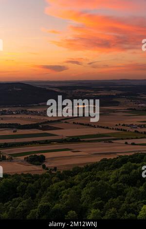 Sonnenuntergang über dem Staffelberg bei Bad Staffelstein, Bezirk Lichtenfels, Oberfrankreich, Franken, Bayern, Deutschland Stockfoto