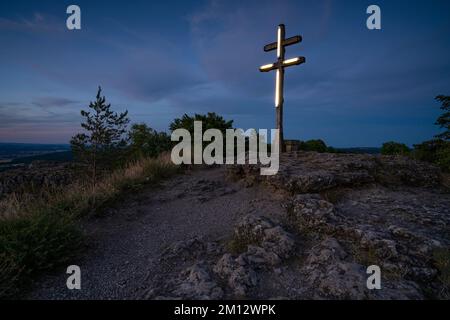 Sonnenuntergang über dem Staffelberg bei Bad Staffelstein, Bezirk Lichtenfels, Oberfrankreich, Franken, Bayern, Deutschland Stockfoto