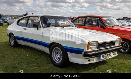 1977 Ford Capri „NFC 990S“ wird auf dem Oktober-Scramble im Bicester Heritage Centre am 9.. Oktober 2022 ausgestellt. Stockfoto