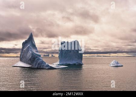 Eisberge, die auf dem offenen Meer vor Disko Island, Qeqertarsuaq, Westgrönland, Grönland, Nordamerika treiben Stockfoto