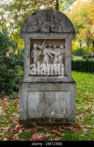 Deutschland, Gescher, Berkel, Naturpark hohe Mark Westmuensterland, Muensterland, Westfalen, Nordrhein-Westfalen, Friedhof Gescher, Stationen des Kreuzes von Heinrich Moors, Stationen des Kreuzes „Jesus trifft die weinenden Frauen“. Stockfoto