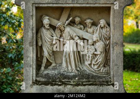 Deutschland, Gescher, Berkel, Naturpark hohe Mark Westmuensterland, Muensterland, Westfalen, Nordrhein-Westfalen, Friedhof Gescher, Stationen des Kreuzes von Heinrich Moors, Stationen des Kreuzes „Jesus trifft die weinenden Frauen“. Stockfoto