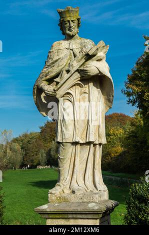 Deutschland, Gescher, Berkel, Naturpark hohe Mark Westmuensterland, Muensterland, Westfalen, Nordrhein-Westfalen, Gescher-Tungerloh-Capellen, Sandsteinstatue Saint John Nepomuk auf einer Brücke über den Berkel am Haller Weg in der Nähe der Stiftungsgebäude, Spaetsommer, Herbst Stockfoto