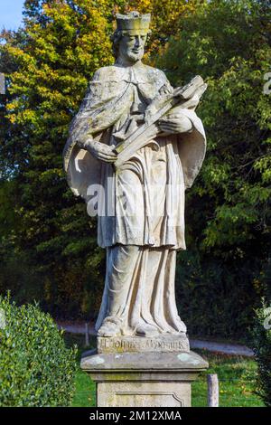 Deutschland, Gescher, Berkel, Naturpark hohe Mark Westmuensterland, Muensterland, Westfalen, Nordrhein-Westfalen, Gescher-Tungerloh-Capellen, Sandsteinstatue Saint John Nepomuk auf einer Brücke über den Berkel am Haller Weg in der Nähe der Stiftungsgebäude, Spaetsommer, Herbst Stockfoto