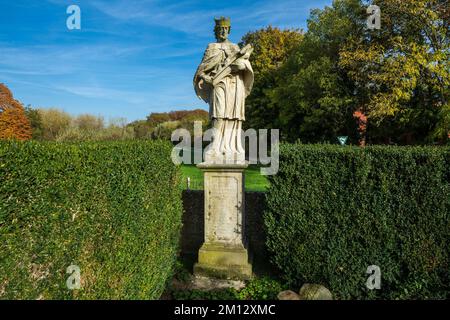 Deutschland, Gescher, Berkel, Naturpark hohe Mark Westmuensterland, Muensterland, Westfalen, Nordrhein-Westfalen, Gescher-Tungerloh-Capellen, Sandsteinstatue Saint John Nepomuk auf einer Brücke über den Berkel am Haller Weg in der Nähe der Stiftungsgebäude, Spaetsommer, Herbst Stockfoto