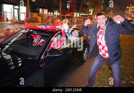 Stuttgart, Deutschland. 09.. Dezember 2022. Fußball, Weltmeisterschaft 2022 in Katar, Kroatien - Brasilien, Viertelfinale: Kroatische Fans feiern nach dem Sieg gegen Brasilien. Kredit: Andreas Rosar/epa Scanpix Sweden/dpa/Alamy Live News Stockfoto