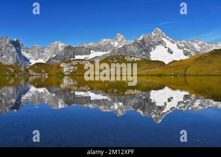 Aiguille du Talefre, Aiguille du Triolet und Mont Dolent im Spiegel von Lac de Fenêtre, Kanton Valais, Schweiz, Europa Stockfoto