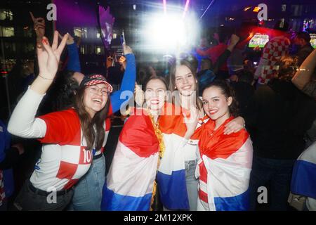 Stuttgart, Deutschland. 09.. Dezember 2022. Fußball, Weltmeisterschaft 2022 in Katar, Kroatien - Brasilien, Viertelfinale: Kroatische Fans feiern nach dem Sieg gegen Brasilien. Kredit: Andreas Rosar/epa Scanpix Sweden/dpa/Alamy Live News Stockfoto