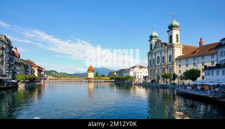 Kapellbrücke und Jesuitenkirche auf dem Reuss, Pilatus im Hintergrund, Luzern, Kanton Luzern, Schweiz, Europa Stockfoto