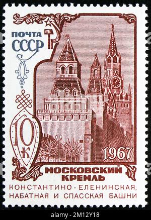 MOSKAU, RUSSLAND - 29. OKTOBER 2022: In der UdSSR gedruckte Briefmarken zeigen Konstantino-Eleninskaja, Alarm- und Spassky-Türme, Architektur des Moskauer Kremls Stockfoto