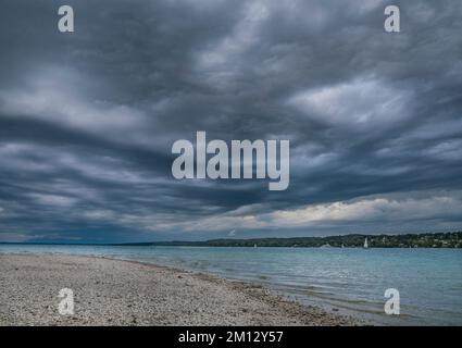 Dunkle Gewitterwolken ziehen über Starnberger See, Zeitraffer, Oberbayern, Bayern, Deutschland, Europa Stockfoto