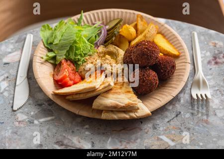 Großer Satz von Falafel, rustikalen Kartoffeln, Käsestäbchen, Chicken Nuggets und Zwiebelringen auf einem grauen Stein Hintergrund. Konzept Essen Für Partys. Fast Food. Stockfoto