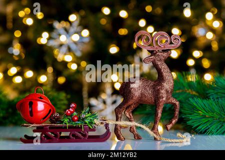 Weihnachtlicher Hintergrund mit elegantem Rainer und Schlitten. Stockfoto
