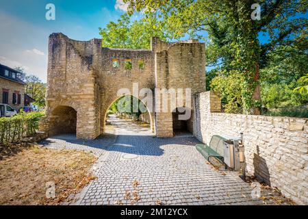 Ohrenbrücker Tor in Ingelheim, Rheinhessen, historisches Stadttor als Teil der Stadtbefestigungen, als Tassenturm mit einer Spitzspitze und Zinnen gestaltet Stockfoto