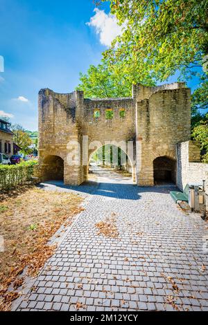 Ohrenbrücker Tor in Ingelheim, Rheinhessen, historisches Stadttor als Teil der Stadtbefestigungen, als Tassenturm mit einer Spitzspitze und Zinnen gestaltet Stockfoto