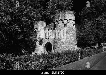 Ohrenbrücker Tor in Ingelheim, Rheinhessen, historisches Stadttor als Teil der Stadtbefestigungen, als Tassenturm mit einer Spitzspitze und Zinnen gestaltet Stockfoto