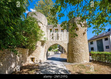 Ohrenbrücker Tor in Ingelheim, Rheinhessen, historisches Stadttor als Teil der Stadtbefestigungen, als Tassenturm mit einer Spitzspitze und Zinnen gestaltet Stockfoto