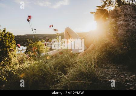 Deutschland, Baden-Württemberg, Sigmaringen, man, Rock, Setz dich, entspann dich Stockfoto