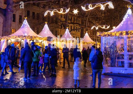 Dresdner Weihnachtsmärkte im Winter 2022, beleuchtet in der Nacht Stockfoto