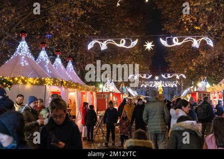 Dresdner Weihnachtsmärkte im Winter 2022, beleuchtet in der Nacht. Im Hintergrund das Statut des Goldenen Reiter am Augustusmarkt. Stockfoto