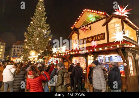 Dresdner Weihnachtsmärkte im Winter 2022, beleuchtet in der Nacht. Stockfoto