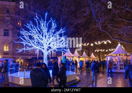 Dresdner Weihnachtsmärkte im Winter 2022, beleuchtet in der Nacht Stockfoto