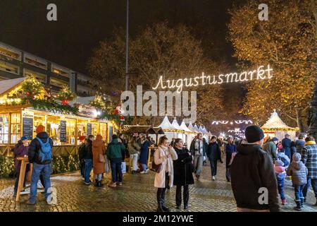 Dresdner Weihnachtsmärkte im Winter 2022, beleuchtet in der Nacht. Das Zeichen des Augustusmarkts im Vordergrund. Stockfoto